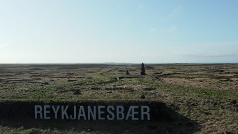 Reykjanesbær-Schild-Mit-Weißen-Buchstaben-Auf-Einem-Hügel-In-Island,-Antenne