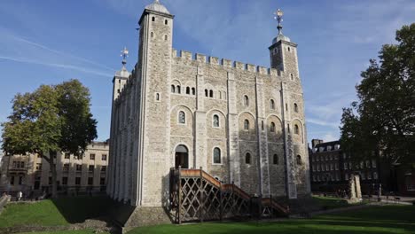 The-entrance-of-the-White-Tower-in-medieval-castle-Tower-of-London,-United-Kingdom-1