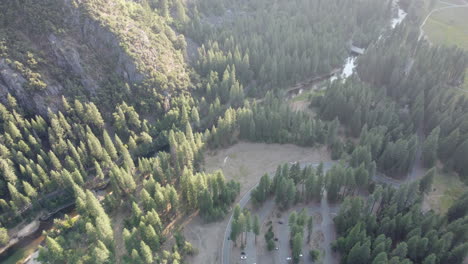 Parque-Nacional-De-Yosemite,-Imágenes-De-Drones-Mirando-Hacia-Abajo-En-El-Suelo