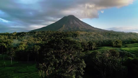 Volcán-Arena-Al-Atardecer,-La-Fortuna-En-Costa-Rica