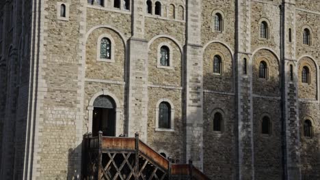 Close-up-of-the-entrance-of-the-White-Tower-in-medieval-castle-Tower-of-London,-United-Kingdom