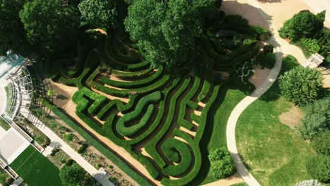 Filmische-überkopfaufnahme-Eines-Fantastischen-Grünen-Heckenlabyrinths,-Morton-Arboretum-Park,-Lisle-Il-In-Der-Nähe-Von-Chicago
