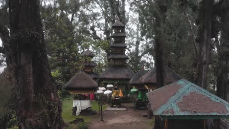 Carretilla-Aérea-Que-Revela-El-Templo-De-La-Arquitectura-Tradicional-Balinesa-En-El-Bosque-Del-Monte-Catur