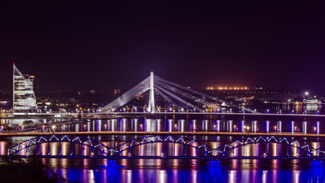 Tiro-De-Lapso-De-Tiempo-Del-Puente-Iluminado-Sobre-El-Río-En-Riga-En-La-Noche,-Letonia