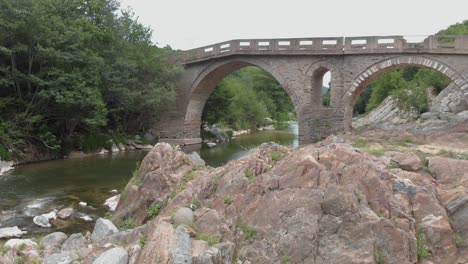 Toma-Aérea-4k-Del-Viejo-Puente-De-Piedra-Y-El-Río-Pilima-Xanthi-Grecia