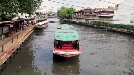 Estacionamiento-De-Botes-En-El-Río-Bangkok