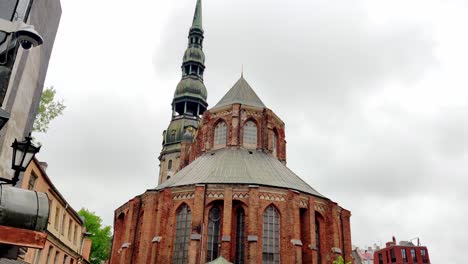 Peterskirche-In-Der-Altstadt-Von-Riga,-Lettland