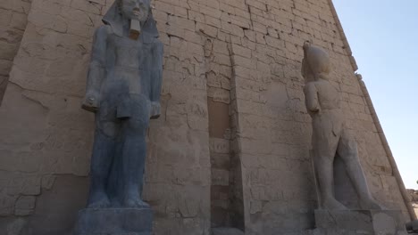 Vista-De-ángulo-Bajo-Bien-Conservada-Estatua-Del-Faraón-En-El-Templo-De-Karnak,-Luxor,-Tiro-Panorámico