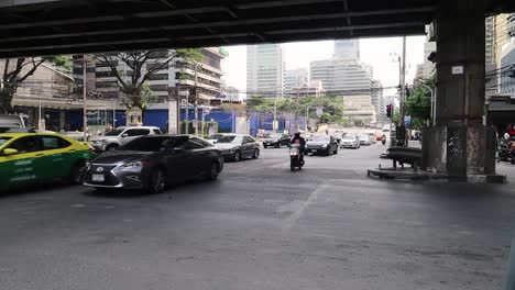 Tráfico-Debajo-Del-Puente-En-Bangkok