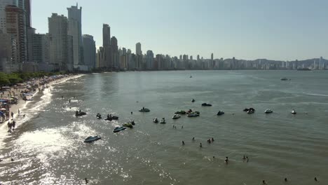 Gente-Nadando-En-El-Mar,-Día-De-Verano,-Balneário-Camboriú,-Aéreo