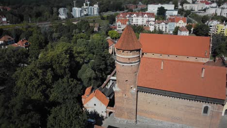Slow-reveal-drone-shot-of-a-beautiful-old-castle-in-Europe,-Olsztyn-Poland