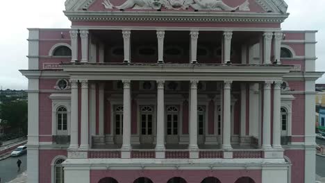 Eine-Nach-Oben-Geneigte-Aufnahme-Der-Fassade-Des-Teatro-Amazonas-In-Manaus