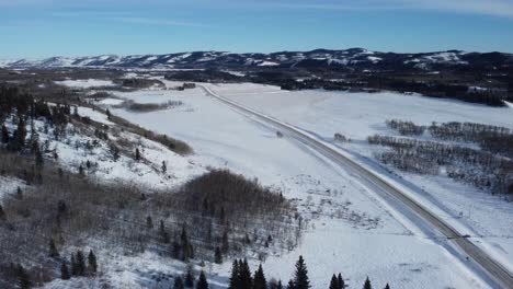 Carretera-De-Invierno-Durante-El-Día-Cubierta-De-Nieve