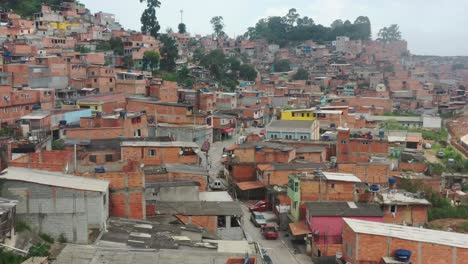 Eine-Drohnenaufnahme-Der-Innenstadt-Von-Rio-De-Janeiro-Und-Der-Favela