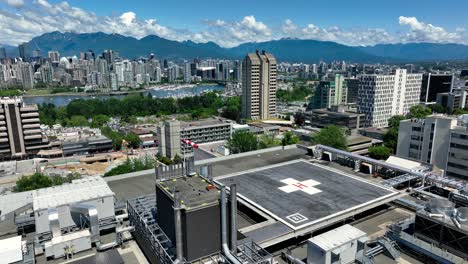 Hubschrauberlandeplatz-Des-Vancouver-General-Hospital-Mit-Blick-Auf-Die-Skyline-Der-Innenstadt-Von-Vancouver-In-BC,-Kanada