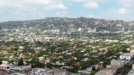 Vista-Aérea-Volando-A-Través-Del-Vasto-Oeste-De-Hollywood-Hills-Barrio-Residencial-Suburbio-Casas