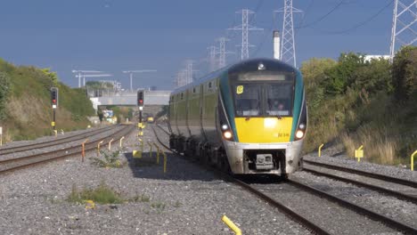 Tren-Irlandés-Procedente-Del-Centro-De-La-Ciudad-De-Dublín-En-Irlanda