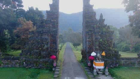 Ancient-gates-of-Handara-during-misty-weather,-fly-towards-view