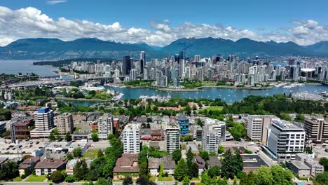 Skyline-Der-Innenstadt-Von-Vancouver-Und-False-Creek-Tagsüber-Vom-Fairview-Viertel-In-Vancouver,-Kanada