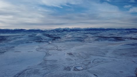 Toma-Panorámica-Derecha-Con-Drones-De-Las-Montañas-Rocosas-Cubiertas-De-Nieve-Durante-El-Invierno-En-Canadá,-Alberta