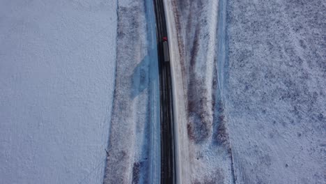 Aufschlussreiche-Drohne,-Die-Bei-Winterlichen-Bedingungen-Und-Show-Mit-Einem-Sattelschlepper-über-Die-Autobahn-Geschossen-Wurde