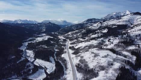 Winterberge-Mit-Viel-Schnee-Und-Autobahn