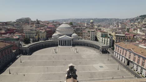 Vista-Aérea-Plaza-Piazza-Del-Plebiscito-En-Nápoles-En-Un-Día-Soleado,-Ciudad-En-Expansión-En-El-Fondo