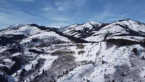 Paisaje-Escénico-De-Las-Montañas-Rocosas-Durante-El-Invierno-Durante-El-Día