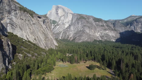 Parque-Nacional-De-Yosemite,-Vista-Aérea-De-La-Media-Cúpula-1