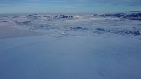 Heller-Tag-In-Wilden-Feldern-Im-Winter-Mit-Hügeln-Im-Hintergrund