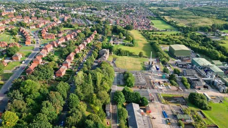 Dewsbury-Moore,-Inglaterra-Una-Típica-Urbanización-Propiedad-Del-Ayuntamiento-En-El-Reino-Unido-Imágenes-De-Vídeo-Obtenidas-Por-Drones