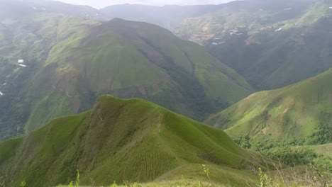 Verde-Montaña-Acantilados-Formaciones-Cámara-Aérea-Volar-Paisaje-épico,-Pan-A-La-Izquierda