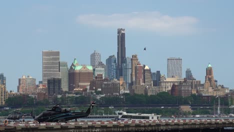 Helicóptero-Aterrizando-En-Una-Plataforma-En-Manhattan,-Nueva-York-2