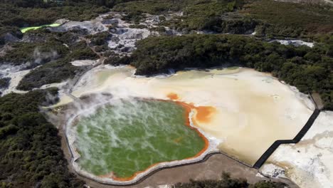 Lago-De-Champán-Colorido-Y-Humeante-En-La-Reserva-Termal-De-Waiotapu,-Nueva-Zelanda