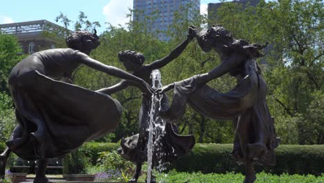 Closeup-view-of-a-water-fountain-and-sculpture-against-the-New-York-City-skyline