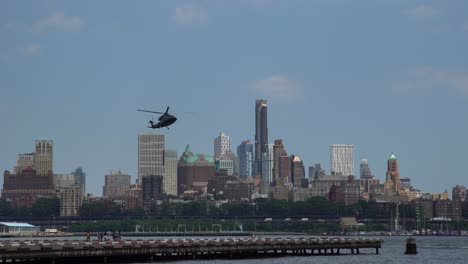 Helicopter-landing-on-a-platform-in-Manhattan,-New-York-1