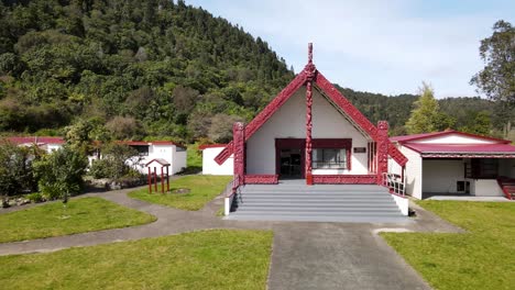 Luftöffnung-Zum-Traditionellen-Marae-Maori-Konferenzraumgebäude.-Polynesische-Kunst-In-Neuseeland