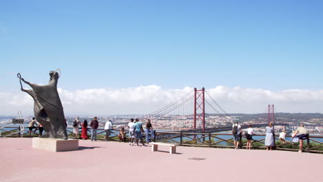 Gente-En-La-Plataforma-De-Observación-En-Cristo-Rey-En-Almada-Con-Panorama-De-Lisboa