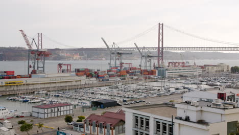 Blick-Auf-Das-Dock-Von-Alcantara-In-Lissabon-Mit-Der-Berühmten-Hängebrücke-Im-Hintergrund