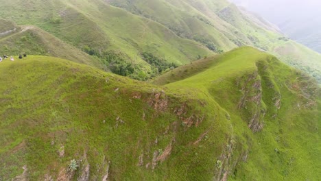 Impresionante-Paisaje-Aéreo-Perfil-De-Montañas-Verdes-Con-Gente-En-La-Parte-Superior,-Jarillo-Venezuela