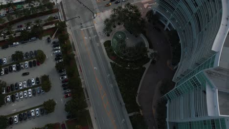 Luftbild-Aus-Der-Vogelperspektive-Von-Straßen-Und-Leichtem-Verkehr-In-Pompano-Beach,-Florida,-USA,-Drohnenaufnahme-Von-Oben-Nach-Unten