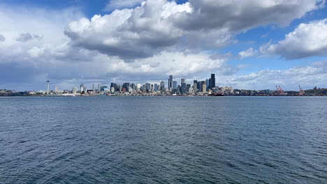 Skyline-Von-Seattle-Im-Zeitraffer-Mit-Dramatischem-Himmel-Und-Meer-Im-Vordergrund
