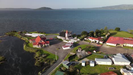 Increíble-Vista-De-Pájaro-Del-Pequeño-Y-Pintoresco-Pueblo-Maorí-A-Orillas-Del-Lago