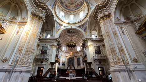 Dentro-De-La-Catedral-De-Bérgamo,-Un-Lugar-De-Culto-Católico-Romano-En-Italia