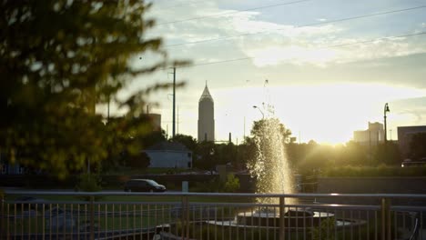 Sonnenaufgangschattenbild-Des-Frühen-Morgens-Des-Wasserbrunnenschießens-Strömt-In-Die-Luft-Mit-Einem-Herrlichen-Tagesanbruch-Der-Skyline-Von-Atlanta-In-4k