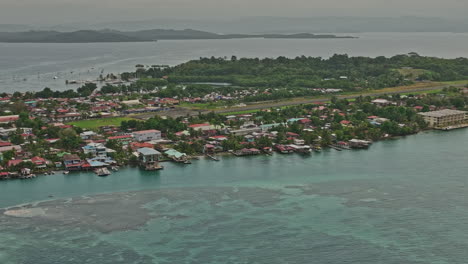 Bocas-Del-Toro-Panama-Aerial-V15-Cinematic-Zoom-In-And-Out,-Drohnen-Flyover-Türkisfarbene-Wasserbucht,-Die-Exotische-Meereslandschaft,-Inselstadtbild-Und-Flughafenflugplatz-Einfängt-–-Aufgenommen-Mit-Mavic-3-Cine-–-April-2022