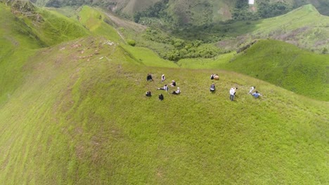 Draufsicht-Offenbaren-Berglandschaft-Mit-Menschen-Entspannen-Sich-Oben,-El-Jarillo-Venezuela