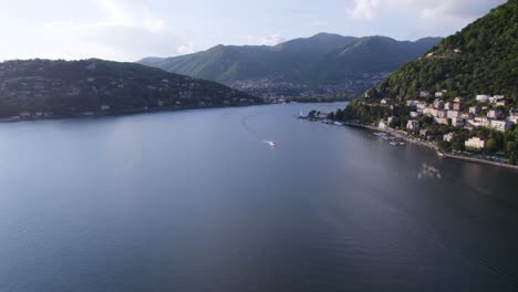 Aguas-Tranquilas-Del-Lago-De-Como-Con-Cordillera-Escénica-En-Lombardía,-Italia