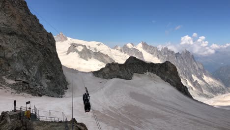 Teleférico-De-Montebianco-A-Chamonix-En-El-Glaciar