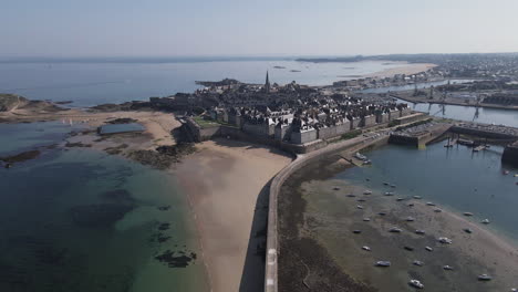 Plage-du-mole-or-pier-beach-with-Saint-Malo-in-background,-Brittany-in-France